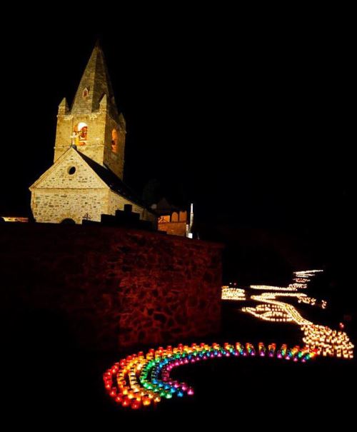 Alpe d'Huzes kerk lichtjes nacht