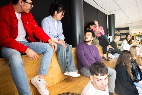 Groep studenten binnen aan het kletsen