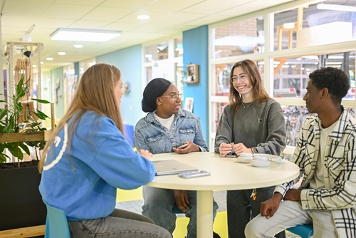 Studenten in overleg aan ronde tafel