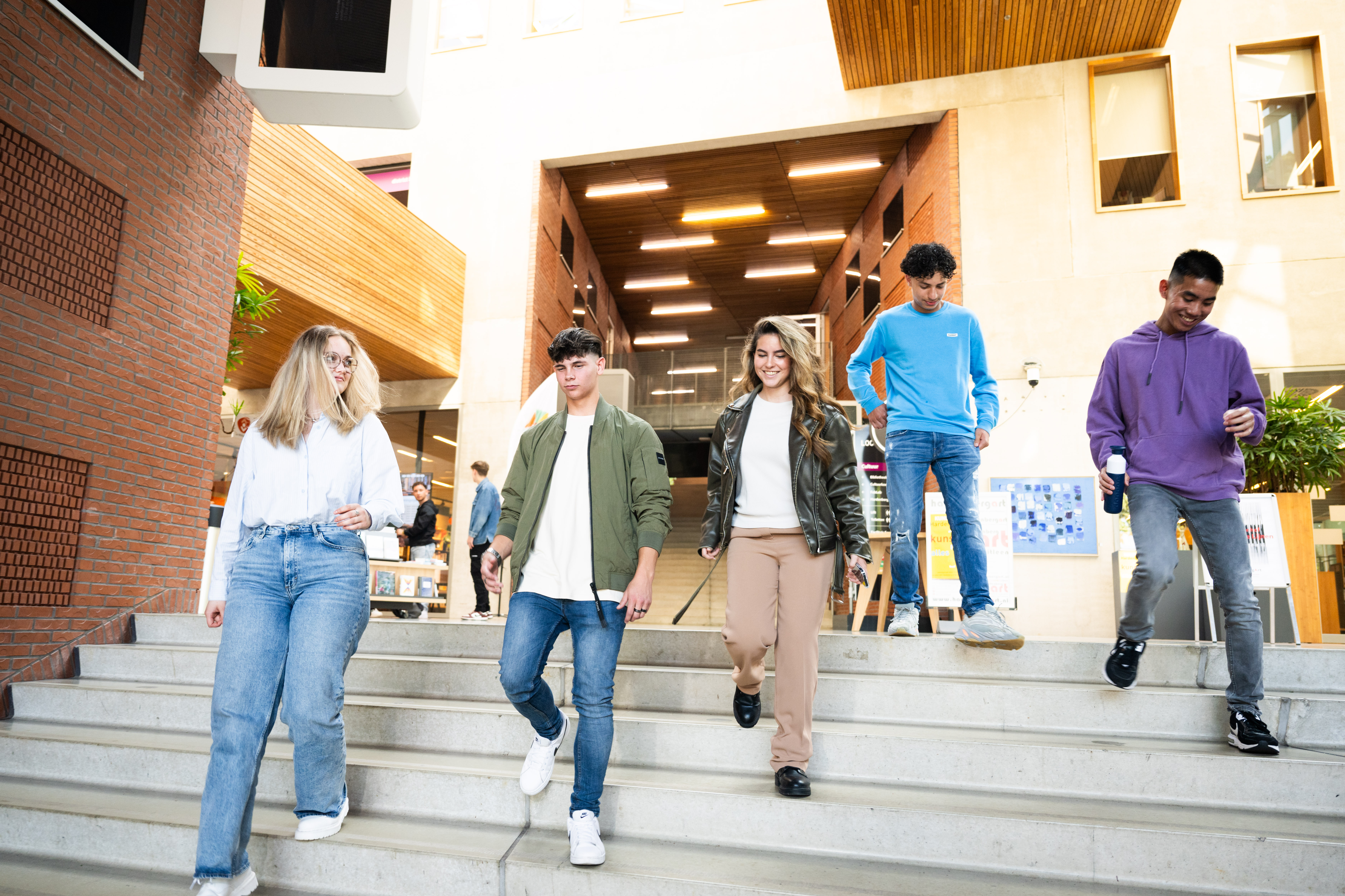 Studenten lopen trap af