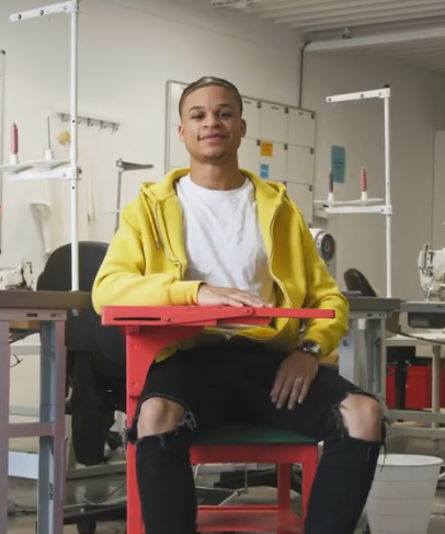 Student Fashion Tailor en een rode stoel in een lokaal