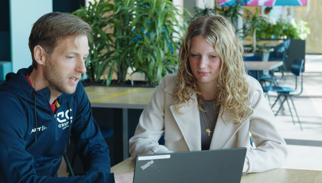 Student krijgt uitleg van docent