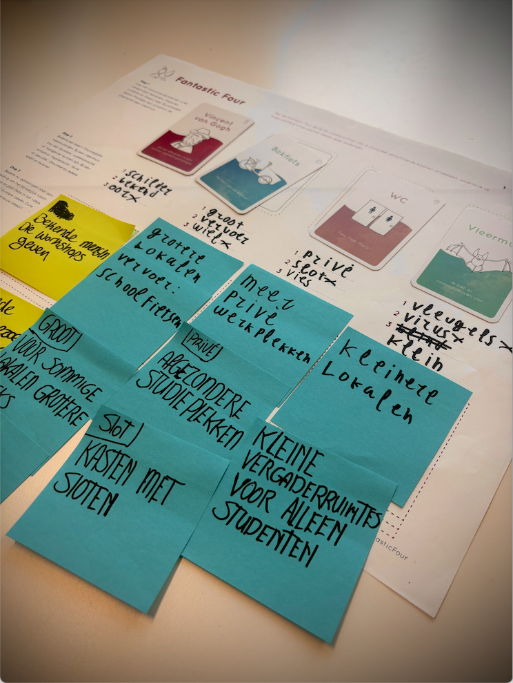 Werkblad met brainstormkaarten en post-its vol ideeën tijdens een workshop Brainfuel. Studenten gebruiken creatieve technieken om in korte tijd veel nieuwe concepten en oplossingen te bedenken aan het begin van het schooljaar.